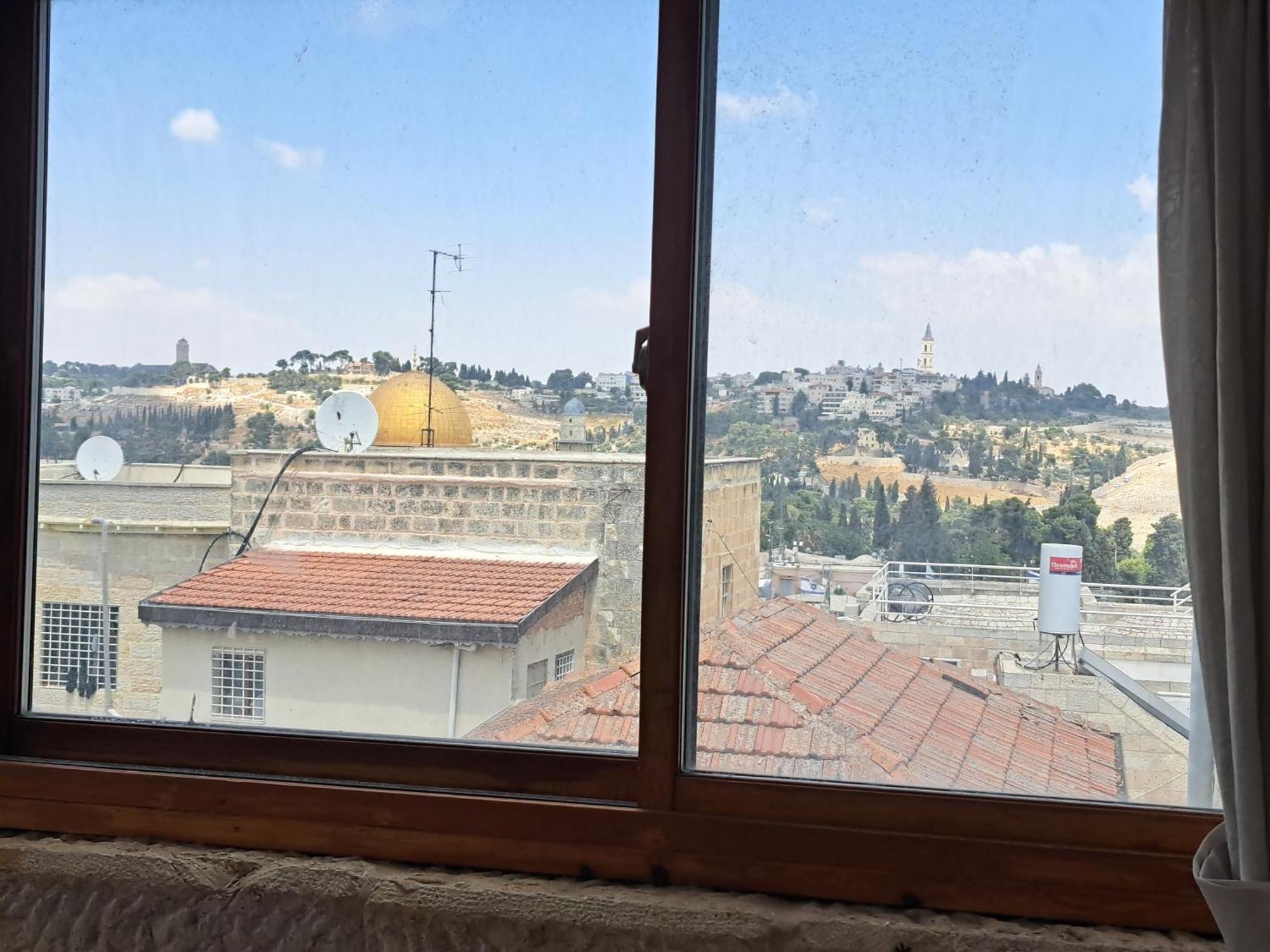 Into Jerusalem Heart Екстер'єр фото