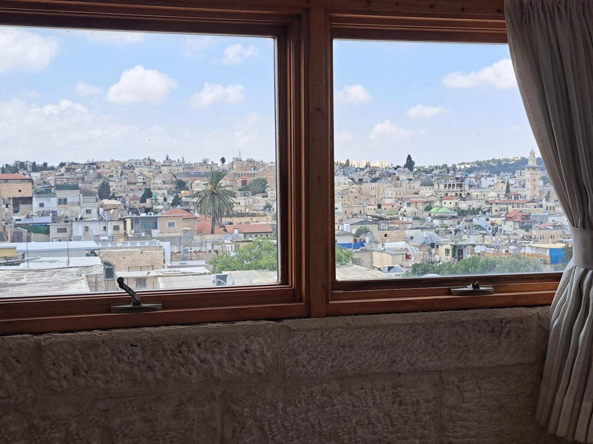 Into Jerusalem Heart Екстер'єр фото