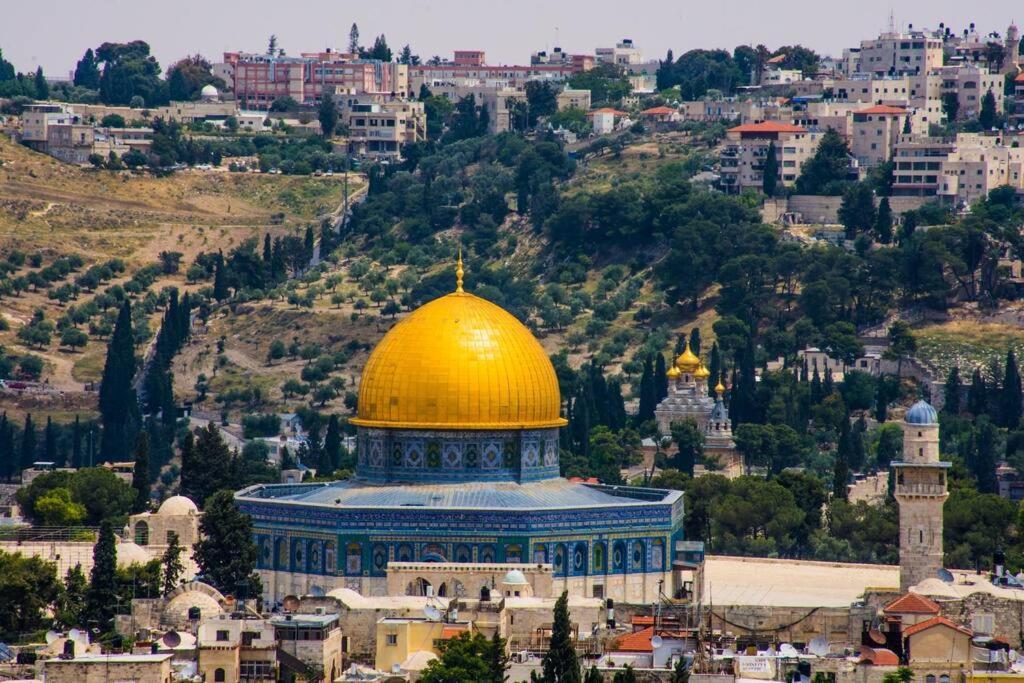 Into Jerusalem Heart Екстер'єр фото